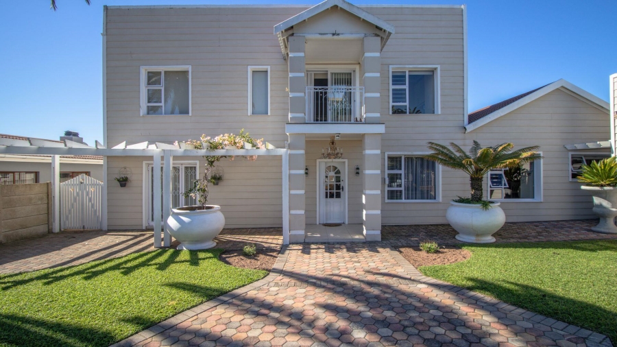 6 Bedroom Property for Sale in Heiderand Western Cape